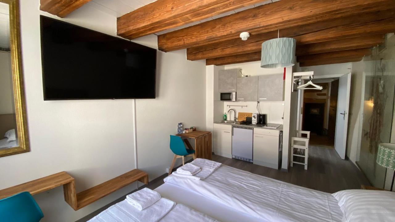 Aux Chambres Du Banneret Neuchâtel Exterior foto