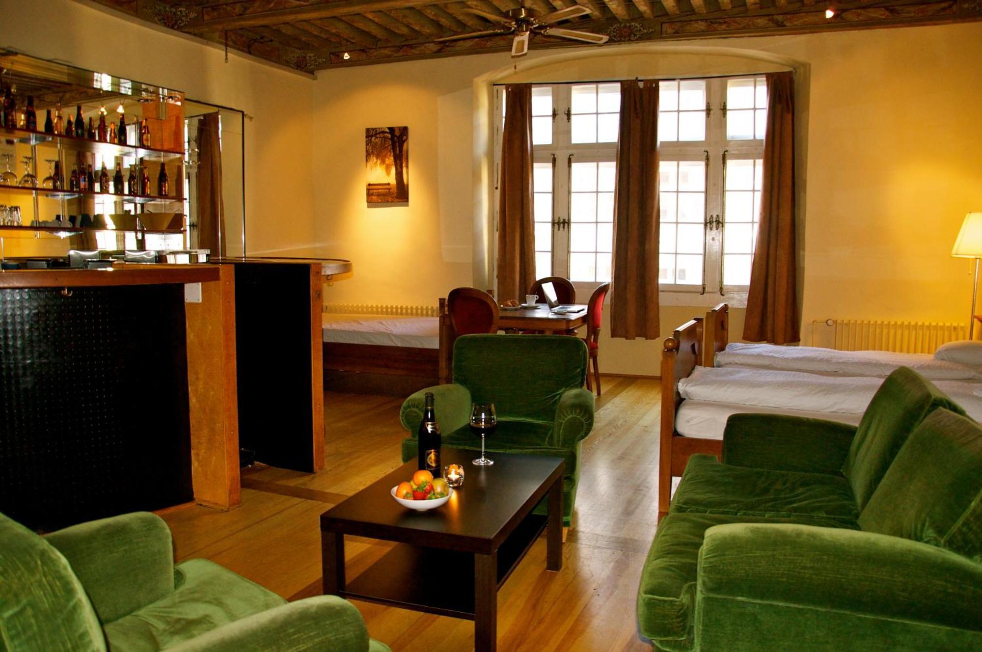 Aux Chambres Du Banneret Neuchâtel Exterior foto