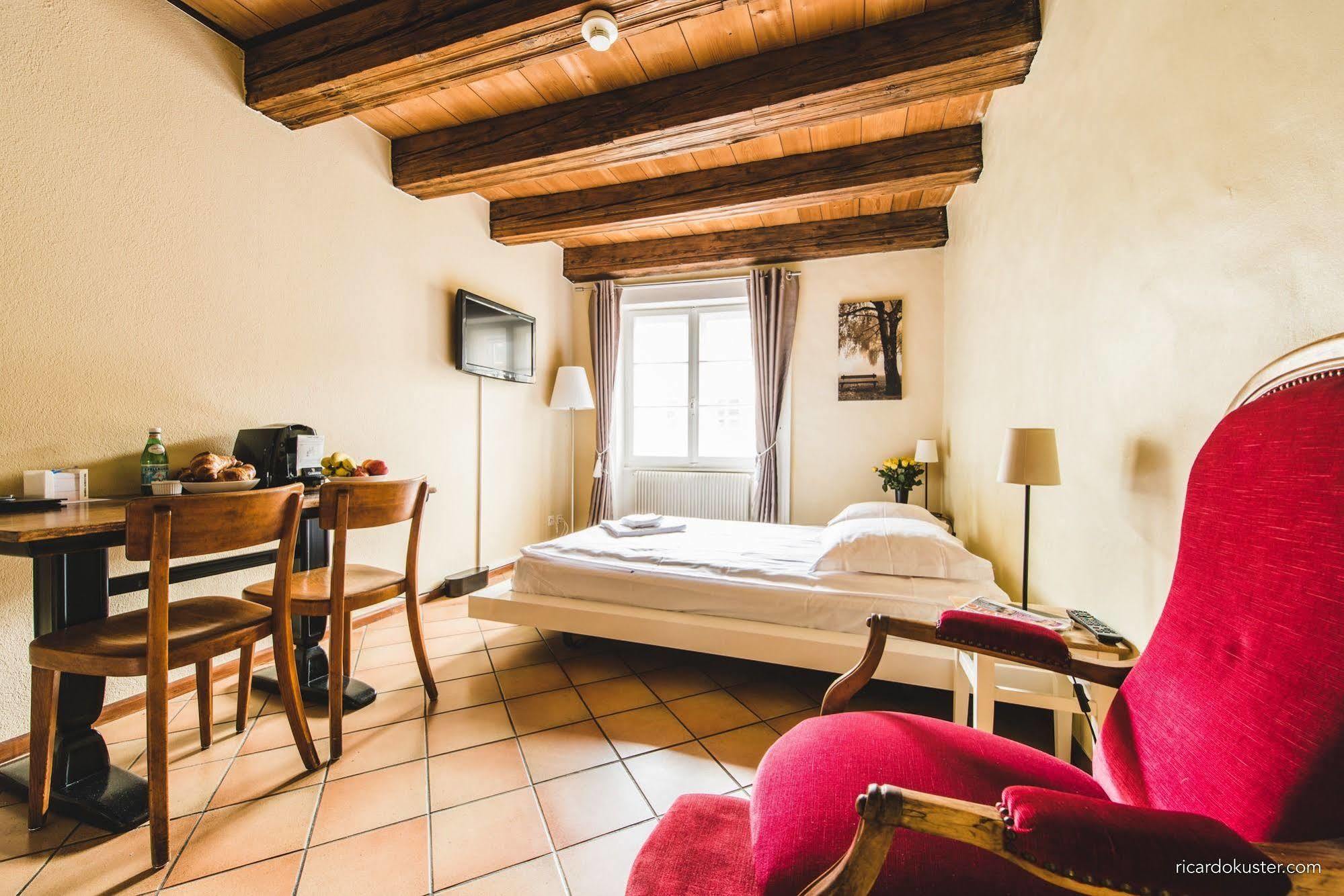 Aux Chambres Du Banneret Neuchâtel Exterior foto