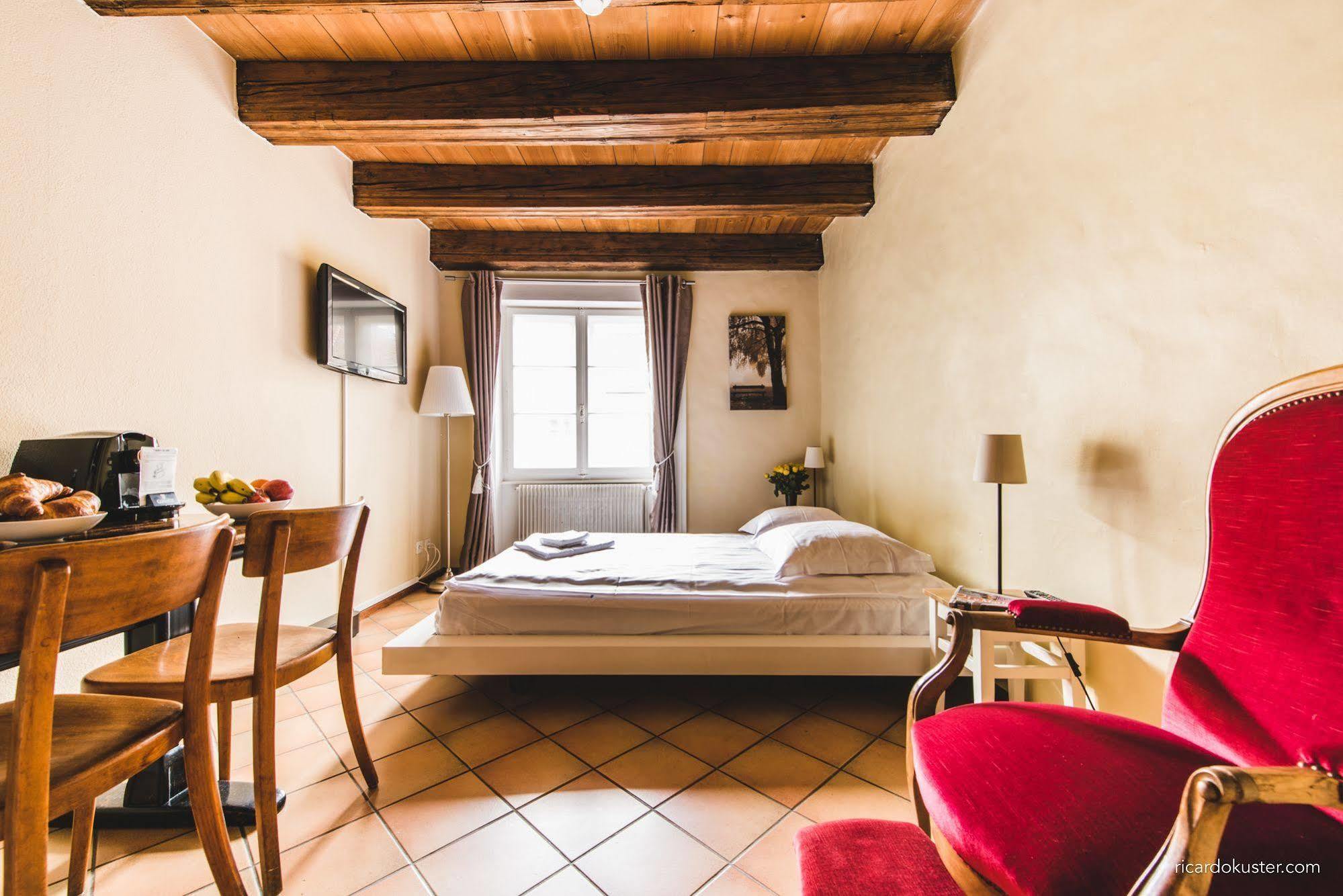 Aux Chambres Du Banneret Neuchâtel Exterior foto