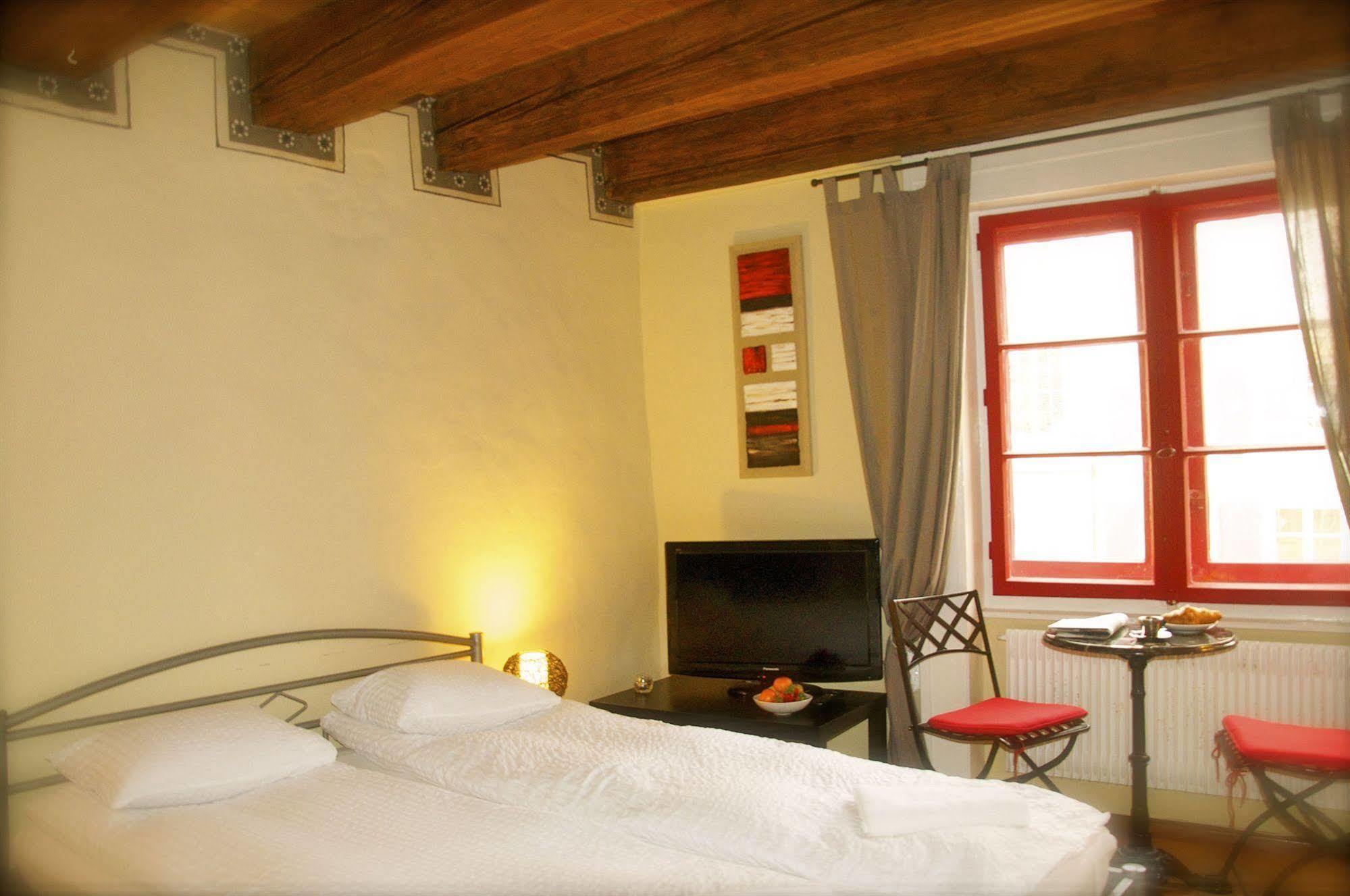 Aux Chambres Du Banneret Neuchâtel Exterior foto